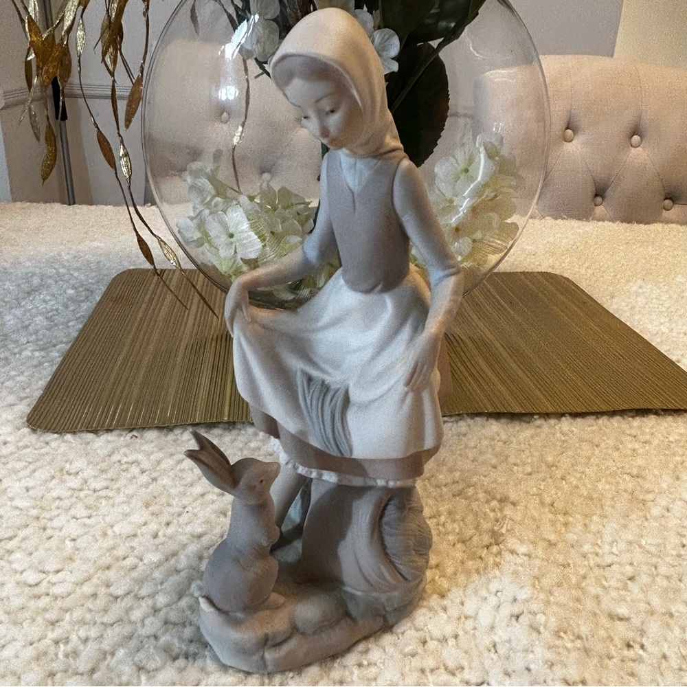 Lladro Porcelain Figurine Rabbit's Food Girl w/ Rabbit Retired #4826